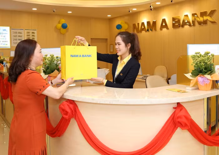 Khách hàng giao dịch tại Nam A Bank