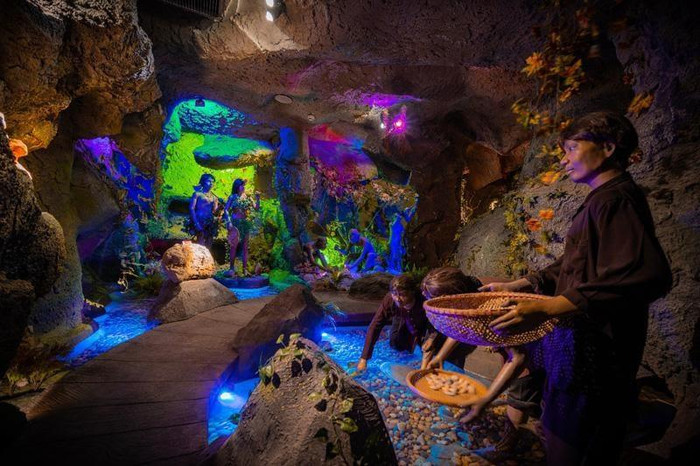 Khách tham quan còn được dẫn vào một không gian đặc biệt, mô phỏng từng hoạt động của việc khai thác và chế tác đá quý được minh họa sống động, kết hợp cùng cảnh quan trang trí chân thật... Tất cả giúp người xem hình dung được quá trình làm nên những sản phẩm đá quý và trang sức. Khách tham quan còn được dẫn vào một không gian đặc biệt, mô phỏng từng hoạt động của việc khai thác và chế tác đá quý được minh họa sống động, kết hợp cùng cảnh quan trang trí chân thật... Tất cả giúp người xem hình dung được quá trình làm nên những sản phẩm đá quý và trang sức.