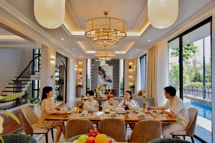 Trí "Rùa" đồng điệu và ủng hộ mọi kế hoạch, sở thích của vợ. Anh cũng thích không gian sống thoáng mát, nhiều mảng xanh, đầy đủ tiện ích cho các thành viên cùng sinh hoạt, vận động, vui chơi. Kết hôn năm 2008, gia đình “Ốc” ba lần chuyển chỗ ở, căn nhà hiện tại sống được bốn năm, khá rộng. Tuy nhiên, họ vẫn muốn tìm kiếm một nơi gần gũi thiên nhiên, môi trường sống văn minh, an ninh... Vợ chồng sao quan niệm đầu tư bất động sản cũng là cách tích lũy cho tương lai. "Chúng tôi tính toán kỹ, tích lũy sớm và thực hiện đúng kế hoạch. Tất nhiên, đầu tư tài sản lớn như vậy cũng cần chút liều lĩnh nhưng vẫn nằm trong khả năng kiểm soát của cả hai, chứ không nhắm mắt đưa chân", Ốc Thanh Vân nói. Trí "Rùa" đồng điệu và ủng hộ mọi kế hoạch, sở thích của vợ. Anh cũng thích không gian sống thoáng mát, nhiều mảng xanh, đầy đủ tiện ích cho các thành viên cùng sinh hoạt, vận động, vui chơi. Kết hôn năm 2008, gia đình “Ốc” ba lần chuyển chỗ ở, căn nhà hiện tại sống được bốn năm, khá rộng. Tuy nhiên, họ vẫn muốn tìm kiếm một nơi gần gũi thiên nhiên, môi trường sống văn minh, an ninh... Vợ chồng sao quan niệm đầu tư bất động sản cũng là cách tích lũy cho tương lai. "Chúng tôi tính toán kỹ, tích lũy sớm và thực hiện đúng kế hoạch. Tất nhiên, đầu tư tài sản lớn như vậy cũng cần chút liều lĩnh nhưng vẫn nằm trong khả năng kiểm soát của cả hai, chứ không nhắm mắt đưa chân", Ốc Thanh Vân nói.