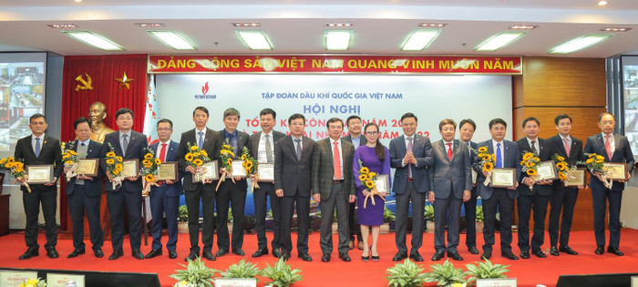 Vinh danh, tặng biểu trưng cho 09 tập thể tiêu biểu trong công tác an sinh xã hội và phòng chống dịch bệnh Covid-19 năm 2021 và vinh danh, tặng biểu trưng cho 06 tập thể tiêu biểu trong công tác triển khai đề án tái tạo Văn hóa Dầu khí năm 2021 Vinh danh, tặng biểu trưng cho 09 tập thể tiêu biểu trong công tác an sinh xã hội và phòng chống dịch bệnh Covid-19 năm 2021 và vinh danh, tặng biểu trưng cho 06 tập thể tiêu biểu trong công tác triển khai đề án tái tạo Văn hóa Dầu khí năm 2021