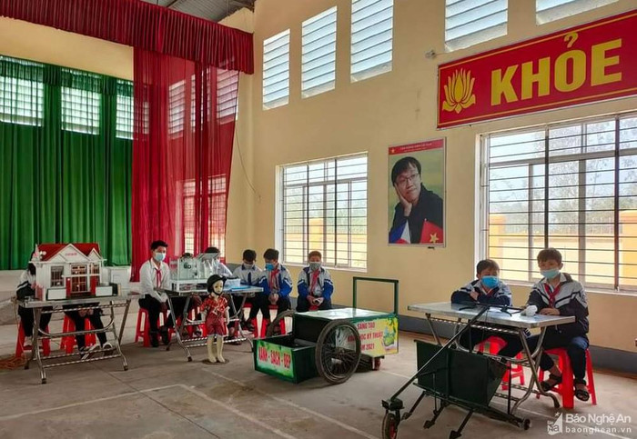 Hình ảnh học sinh tham gia cuộc thi khoa học kĩ thuật. (Ảnh chỉ mang tính minh họa, nguồn: Baonghean.vn) Hình ảnh học sinh tham gia cuộc thi khoa học kĩ thuật. (Ảnh chỉ mang tính minh họa, nguồn: Baonghean.vn)