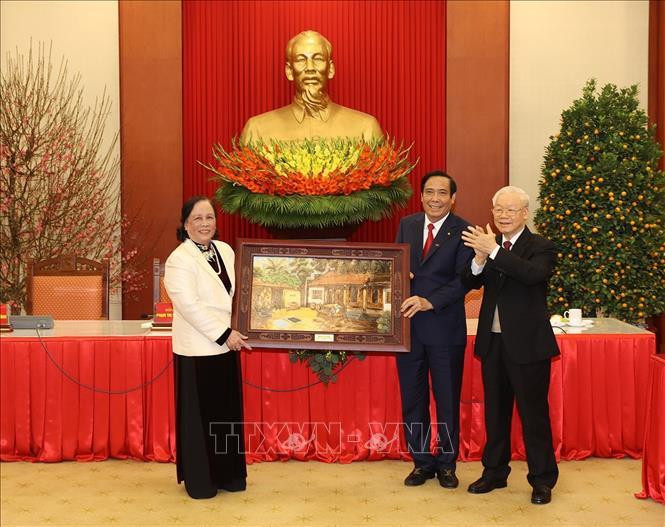 Tổng Bí thư Nguyễn Phú Trọng tặng Hội người cao tuổi Việt Nam bức tranh gốm. Ảnh: TTXVN Tổng Bí thư Nguyễn Phú Trọng tặng Hội người cao tuổi Việt Nam bức tranh gốm. Ảnh: TTXVN