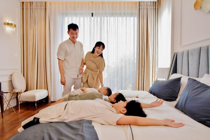 "Tôi chọn Aqua City vì nhiều lý do. Các bé đang ở tuổi học hỏi và khám phá, thích có nhiều bạn mới, sống ở môi trường ấy, bé sẽ phát triển cả về thể chất, trí tuệ, tâm hồn... Tôi dạy con cuộc sống chỉ giàu có khi biết quan tâm, sẻ chia, vị tha và biết ơn thiên nhiên, đất trời... đã cho mình không khí sạch để thở. Điều này càng đúng khi chúng ta trải qua thời gian dài giãn cách xã hội vì Covid-19", diễn viên nói. Vợ chồng sao ưu tiên sự phát triển của các con, không ép bé làm điều bé không thích. Cô và Trí “Rùa” hạnh phúc khi ba con đều mê Aqua City ngay khi vừa đặt chân đến. "Tôi chọn Aqua City vì nhiều lý do. Các bé đang ở tuổi học hỏi và khám phá, thích có nhiều bạn mới, sống ở môi trường ấy, bé sẽ phát triển cả về thể chất, trí tuệ, tâm hồn... Tôi dạy con cuộc sống chỉ giàu có khi biết quan tâm, sẻ chia, vị tha và biết ơn thiên nhiên, đất trời... đã cho mình không khí sạch để thở. Điều này càng đúng khi chúng ta trải qua thời gian dài giãn cách xã hội vì Covid-19", diễn viên nói. Vợ chồng sao ưu tiên sự phát triển của các con, không ép bé làm điều bé không thích. Cô và Trí “Rùa” hạnh phúc khi ba con đều mê Aqua City ngay khi vừa đặt chân đến.