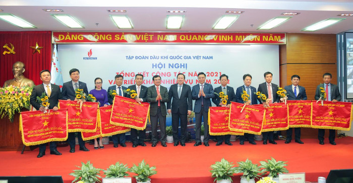 Vinh danh, tặng thưởng Cờ thi đua năm 2021 của Tập đoàn cho 10 tập thể tiêu biểu, xuất sắc trong hoạt động sản xuất kinh doanh năm 2021 Vinh danh, tặng thưởng Cờ thi đua năm 2021 của Tập đoàn cho 10 tập thể tiêu biểu, xuất sắc trong hoạt động sản xuất kinh doanh năm 2021