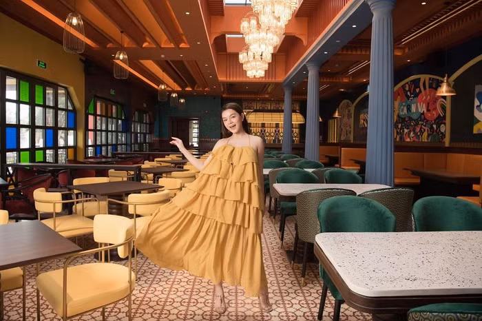 Phạm Quỳnh Anh check in tại nhà hàng Au Lac Do Brazil, phục vụ các món đậm chất Nam Mỹ trong không gian đầy màu sắc.