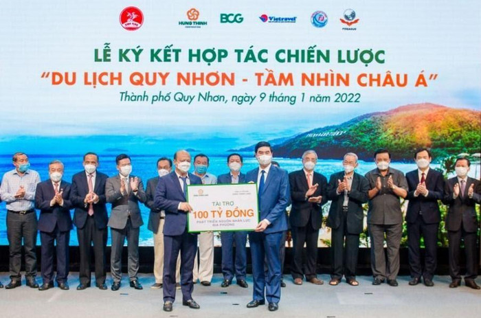 Ông Lê Trọng Khương - Tổng giám đốc Hưng Thịnh Land trao biểu trưng 100 tỷ đồng tài trợ đào tạo nhân lực du lịch tại Bình Định. Ảnh: Hưng Thịnh Land. Ông Lê Trọng Khương - Tổng giám đốc Hưng Thịnh Land trao biểu trưng 100 tỷ đồng tài trợ đào tạo nhân lực du lịch tại Bình Định. Ảnh: Hưng Thịnh Land.