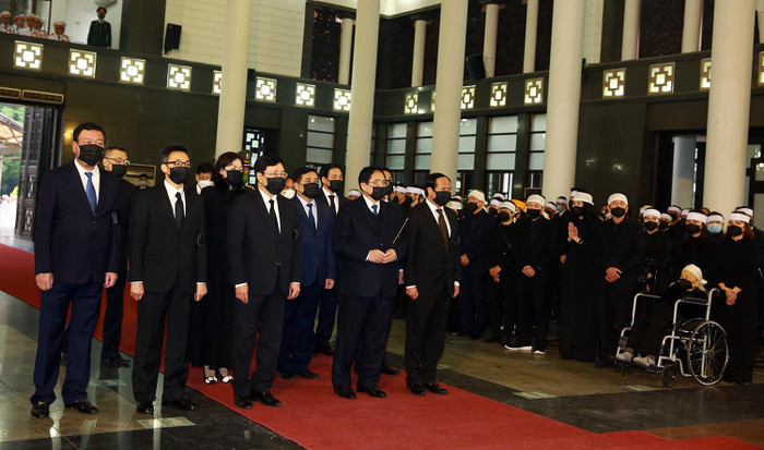 Đồng chí Phạm Minh Chính dẫn đầu Đoàn đại biểu Chính phủ nước Cộng hòa xã hội chủ nghĩa Việt Nam viếng đồng chí Nguyễn Côn. Ảnh: VGP/Hải Minh