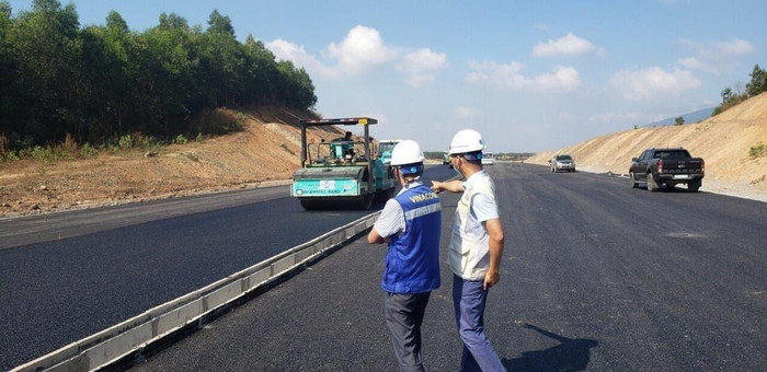 Thi công thảm nhựa mặt đường cao tốc Dầu Giây – Phan Thiết. (Nguồn: Báo Giao Thông) Thi công thảm nhựa mặt đường cao tốc Dầu Giây – Phan Thiết. (Nguồn: Báo Giao Thông)