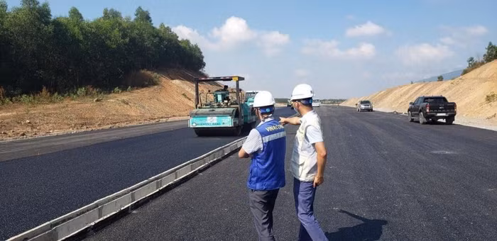 Thi công thảm nhựa mặt đường cao tốc Dầu Giây – Phan Thiết. (Nguồn: Báo Giao Thông)