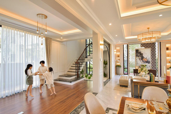 Ba bé vui đùa với nhau trong không gian rộng rãi tại biệt thự mẫu của Aqua City. "Ốc" Thanh Vân cho biết mỗi bé có thế mạnh riêng. Cola khá điềm tĩnh, phù hợp với yoga. Cacao có khiếu thể thao, thể lực và sức bền tốt. Coca mạnh về ngôn ngữ, có thể nói ba giờ về một từ khóa. Ngoài tiếng Anh, tiếng Hàn, các bé cũng mê học nhảy, boxing, yoga hay bơi lội, đạp xe, vận động… mỗi ngày. Cô còn dạy con ca dao tục ngữ, đối nhân xử thế, bài học về lòng trắc ẩn, thấu cảm... Ba bé vui đùa với nhau trong không gian rộng rãi tại biệt thự mẫu của Aqua City. "Ốc" Thanh Vân cho biết mỗi bé có thế mạnh riêng. Cola khá điềm tĩnh, phù hợp với yoga. Cacao có khiếu thể thao, thể lực và sức bền tốt. Coca mạnh về ngôn ngữ, có thể nói ba giờ về một từ khóa. Ngoài tiếng Anh, tiếng Hàn, các bé cũng mê học nhảy, boxing, yoga hay bơi lội, đạp xe, vận động… mỗi ngày. Cô còn dạy con ca dao tục ngữ, đối nhân xử thế, bài học về lòng trắc ẩn, thấu cảm...