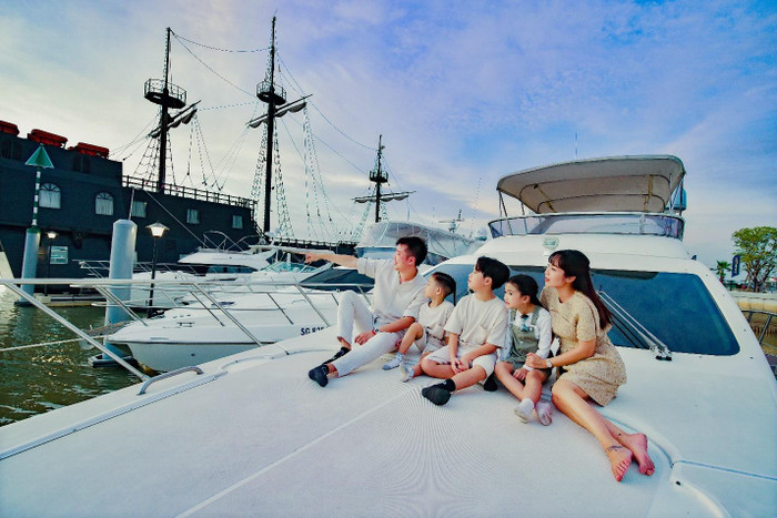 Cuối tuần trước, nhà "Ốc" Thanh Vân đưa con trải nghiệm dự án khu đô thị sinh thái thông minh Aqua City ở phía Đông TP HCM. Ba bé Coca, Cola và Cacao thích thú khi được di chuyển bằng du thuyền. Trước đó, cả nhà dành 10 ngày nghỉ dưỡng Đà Lạt. Theo nữ diễn viên, du lịch là cách hâm nóng tình cảm, gắn kết các thành viên Cuối tuần trước, nhà "Ốc" Thanh Vân đưa con trải nghiệm dự án khu đô thị sinh thái thông minh Aqua City ở phía Đông TP HCM. Ba bé Coca, Cola và Cacao thích thú khi được di chuyển bằng du thuyền. Trước đó, cả nhà dành 10 ngày nghỉ dưỡng Đà Lạt. Theo nữ diễn viên, du lịch là cách hâm nóng tình cảm, gắn kết các thành viên