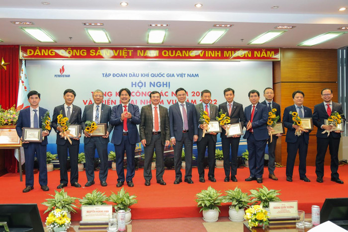 Vinh danh, tặng biểu trưng cho 08 tập thể tiêu biểu trong công tác xây dựng và triển khai chuỗi giá trị ngành Dầu khí Vinh danh, tặng biểu trưng cho 08 tập thể tiêu biểu trong công tác xây dựng và triển khai chuỗi giá trị ngành Dầu khí