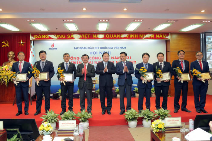 Vinh danh, tặng biểu trưng cho 04 tập thể tiêu biểu trong công tác chuyển đổi số năm 2021 Vinh danh, tặng biểu trưng cho 04 tập thể tiêu biểu trong công tác chuyển đổi số năm 2021