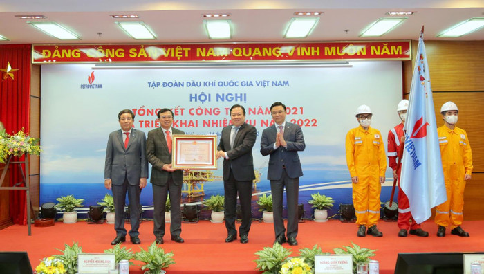 Thừa ủy quyền của Chủ tịch nước, đồng chí Nguyễn Hoàng Anh - Chủ tịch Ủy ban Quản lý vốn Nhà nước tại doanh nghiệp trao Huân chương Bảo vệ Tổ quốc Hạng Nhất cho Tập đoàn Dầu khí Việt Nam Thừa ủy quyền của Chủ tịch nước, đồng chí Nguyễn Hoàng Anh - Chủ tịch Ủy ban Quản lý vốn Nhà nước tại doanh nghiệp trao Huân chương Bảo vệ Tổ quốc Hạng Nhất cho Tập đoàn Dầu khí Việt Nam