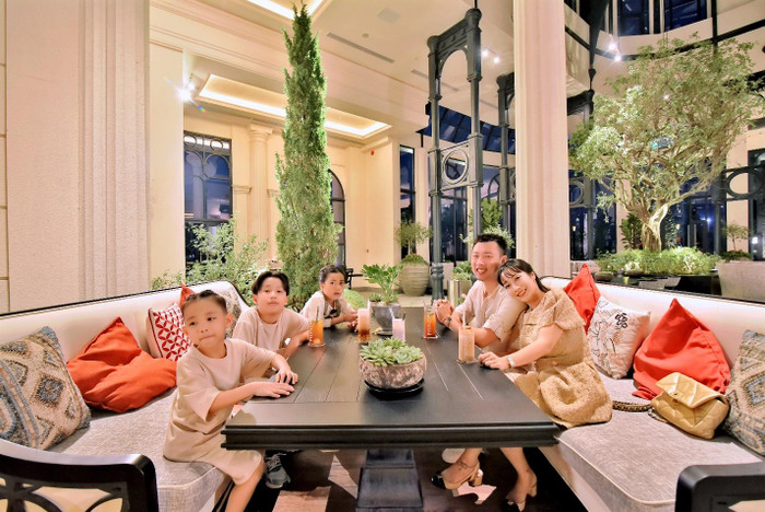 Theo "Ốc", được quây quần bên người thân, sống ở không gian tràn ngập hơi thở thiên nhiên và thoải mái mỗi ngày là giá trị mà không gì có thể đong đếm được. Nữ diễn viên tính chuyện đưa bà nội và bà ngoại về Aqua City sống cùng để tận hưởng môi trường sống chất lượng và vui vẻ bên con cháu. Theo "Ốc", được quây quần bên người thân, sống ở không gian tràn ngập hơi thở thiên nhiên và thoải mái mỗi ngày là giá trị mà không gì có thể đong đếm được. Nữ diễn viên tính chuyện đưa bà nội và bà ngoại về Aqua City sống cùng để tận hưởng môi trường sống chất lượng và vui vẻ bên con cháu.