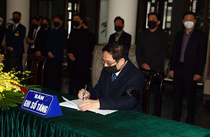 Đồng chí Phạm Minh Chính ghi Sổ tang tại lễ viếng đồng chí Nguyễn Côn. Ảnh: VGP/Hải Minh