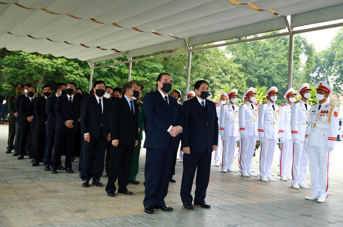 Ủy viên Bộ Chính trị, Thủ tướng Chính phủ Phạm Minh Chính dẫn đầu đoàn đại biểu Ban Chấp hành Trung ương Đảng Cộng sản Việt Nam vào viếng đồng chí Nguyễn Côn. Ảnh: VGP/Hải Minh