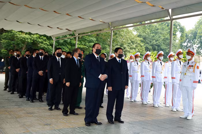 Ủy viên Bộ Chính trị, Thủ tướng Chính phủ Phạm Minh Chính dẫn đầu đoàn đại biểu Ban Chấp hành Trung ương Đảng Cộng sản Việt Nam vào viếng đồng chí Nguyễn Côn. Ảnh: VGP/Hải Minh