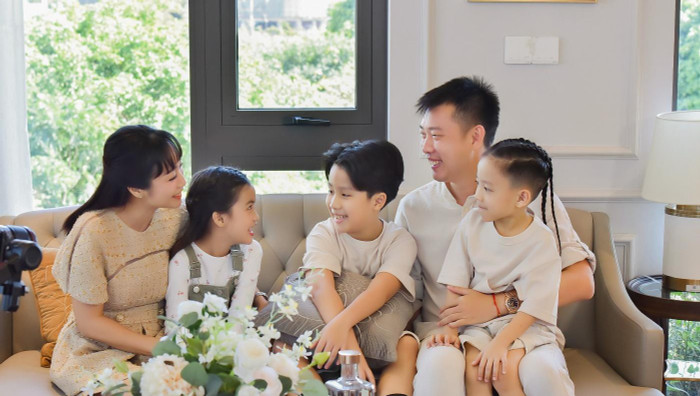 Nhà "Ốc - Rùa" ghi lại khoảnh khắc kỷ niệm ở không gian sống tương lai. Song hành 22 năm, kết hôn 13 năm, vợ chồng sao luôn thấu hiểu, không để xảy ra bất đồng lớn. Theo nữ diễn viên, lâu lâu có khúc mắc nhỏ, cả hai lập tức tìm cách giải tỏa để không căng thẳng với nhau. Họ tin rằng Aqua City là chốn đi về luôn tràn ngập niềm hạnh phúc. Nhà "Ốc - Rùa" ghi lại khoảnh khắc kỷ niệm ở không gian sống tương lai. Song hành 22 năm, kết hôn 13 năm, vợ chồng sao luôn thấu hiểu, không để xảy ra bất đồng lớn. Theo nữ diễn viên, lâu lâu có khúc mắc nhỏ, cả hai lập tức tìm cách giải tỏa để không căng thẳng với nhau. Họ tin rằng Aqua City là chốn đi về luôn tràn ngập niềm hạnh phúc.