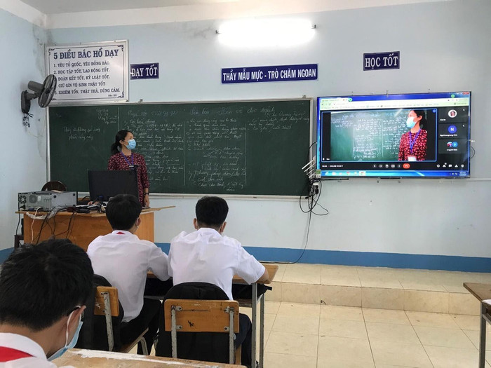 Cô Lưu Dung - giáo viên Ngữ văn Trường Trung học cơ sở Bưng Riềng đang dạy trực tuyến và trực tiếp. (Ảnh: Thư Bùi) Cô Lưu Dung - giáo viên Ngữ văn Trường Trung học cơ sở Bưng Riềng đang dạy trực tuyến và trực tiếp. (Ảnh: Thư Bùi)