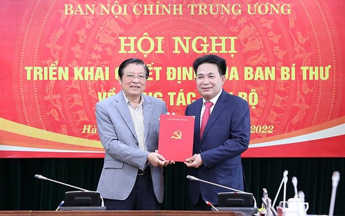 Đồng chí Phan Đình Trạc, Ủy viên Bộ Chính trị, Bí thư Trung ương Đảng, Trưởng Ban Nội chính Trung ương trao Quyết định và chúc mừng đồng chí Nguyễn Văn Yên. Đồng chí Phan Đình Trạc, Ủy viên Bộ Chính trị, Bí thư Trung ương Đảng, Trưởng Ban Nội chính Trung ương trao Quyết định và chúc mừng đồng chí Nguyễn Văn Yên.