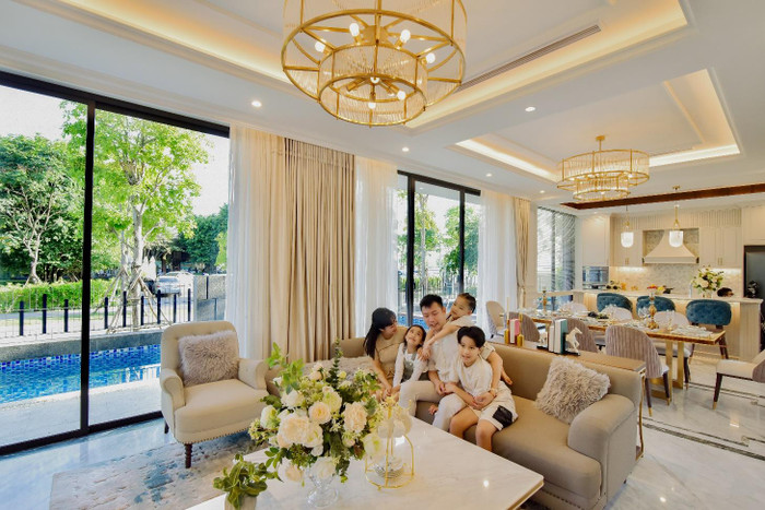 Bà mẹ ba con cho hay, cô chuộng thiết kế phong cách bán cổ điển tinh tế. Tông trắng - xám chủ đạo đồng bộ từ kiến trúc đến nội thất. Lối thiết kế mở kết nối phòng khách, bàn ăn và khu vực bếp giúp gia tăng gắn kết các thành viên. Bà mẹ ba con cho hay, cô chuộng thiết kế phong cách bán cổ điển tinh tế. Tông trắng - xám chủ đạo đồng bộ từ kiến trúc đến nội thất. Lối thiết kế mở kết nối phòng khách, bàn ăn và khu vực bếp giúp gia tăng gắn kết các thành viên.