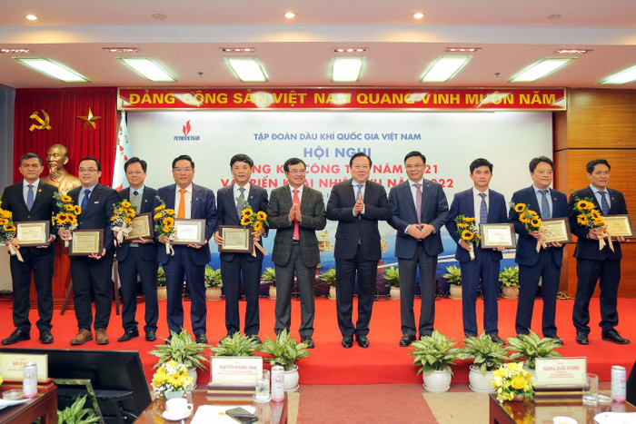 Vinh danh, tặng biểu trưng cho 08 tập thể tiêu biểu trong công tác nghiên cứu khoa học năm 2021 Vinh danh, tặng biểu trưng cho 08 tập thể tiêu biểu trong công tác nghiên cứu khoa học năm 2021