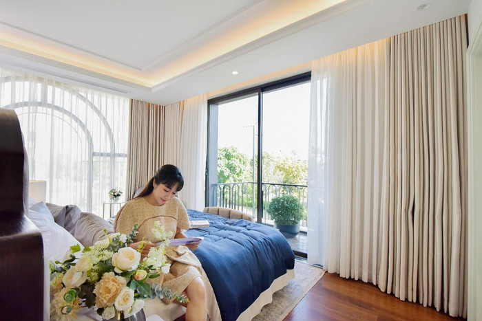Phòng ngủ rộng rãi, nội thất phong cách nhã nhặn là yếu tố thu hút nghệ sĩ. Hệ cửa kính rộng thoáng giúp đón gió, ánh sáng tự nhiên và ôm trọn tầm nhìn xanh mát bên ngoài. Phòng ngủ rộng rãi, nội thất phong cách nhã nhặn là yếu tố thu hút nghệ sĩ. Hệ cửa kính rộng thoáng giúp đón gió, ánh sáng tự nhiên và ôm trọn tầm nhìn xanh mát bên ngoài.