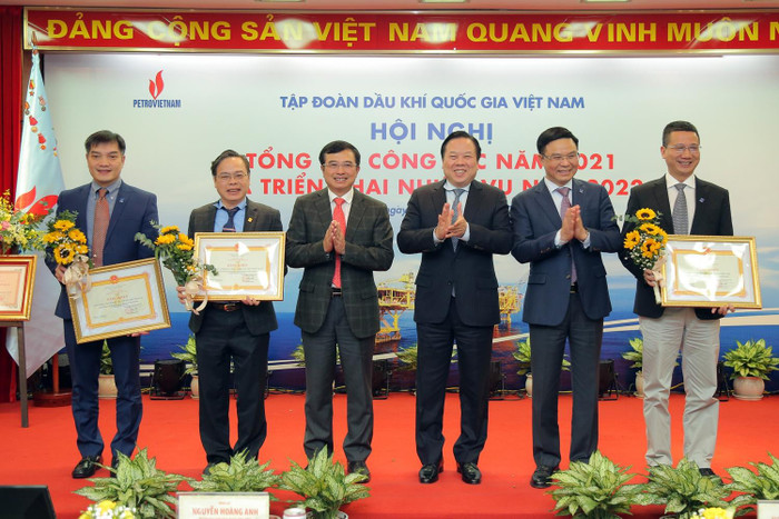 Tặng thưởng Bằng khen của Tổng Giám đốc Tập đoàn cho 04 tập thể đã nỗ lực khắc phục khó khăn, đạt kết quả tích cực trong hoạt động sản xuất kinh doanh năm 2021 Tặng thưởng Bằng khen của Tổng Giám đốc Tập đoàn cho 04 tập thể đã nỗ lực khắc phục khó khăn, đạt kết quả tích cực trong hoạt động sản xuất kinh doanh năm 2021