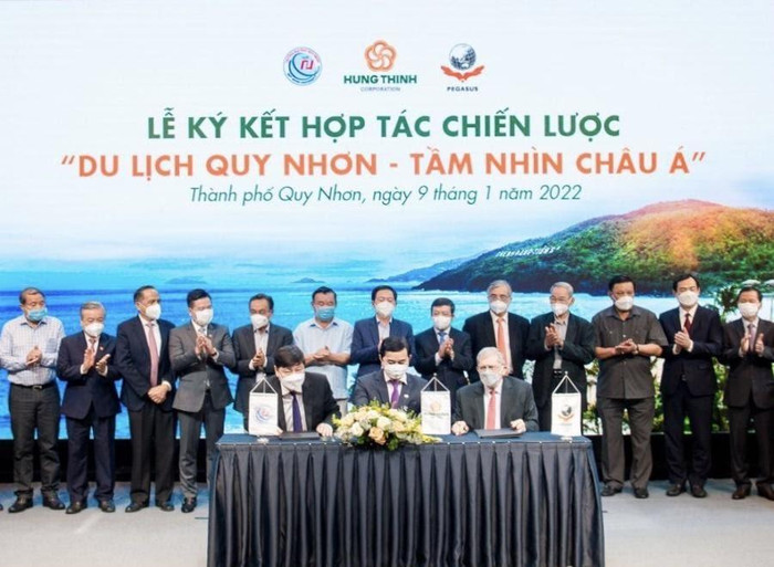 Phó giáo sư, Tiến sĩ Đỗ Ngọc Mỹ - Hiệu trưởng Trường Đại học Quy Nhơn, ông Trương Văn Việt – Phó Chủ tịch Tập đoàn Hưng Thịnh và Tiến sĩ Hank Duyverman – Giám đốc Phát triển Học thuật Pegasus Việt Nam (hàng ngồi, từ trái sang) ký kết hợp tác đào tạo nhân lực du lịch chất lượng cao. Ảnh: Hưng Thịnh Land. Phó giáo sư, Tiến sĩ Đỗ Ngọc Mỹ - Hiệu trưởng Trường Đại học Quy Nhơn, ông Trương Văn Việt – Phó Chủ tịch Tập đoàn Hưng Thịnh và Tiến sĩ Hank Duyverman – Giám đốc Phát triển Học thuật Pegasus Việt Nam (hàng ngồi, từ trái sang) ký kết hợp tác đào tạo nhân lực du lịch chất lượng cao. Ảnh: Hưng Thịnh Land.