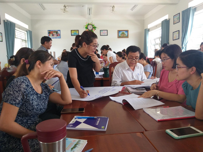 Thảo luận nhóm ở lớp bồi dưỡng trực tiếp giáo viên đại trà môn Lịch sử và Địa lí Thành phố Biên Hòa (Đồng Nai). (Ảnh do tác giả cung cấp)