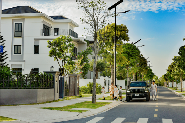 Biệt thự giữa khuôn viên ngập cây xanh là điểm đến của gia đình "Ốc". Cô có ý định đầu tư một ngôi nhà rộng thoáng, gần gũi thiên nhiên, bao quanh là sông nước và cộng đồng cư dân văn minh. Người đẹp đánh giá đô thị đảo Phượng Hoàng ở Aqua City là nơi sống lý tưởng với loạt tiện ích chăm sóc sức khỏe, học tập, thể thao, vui chơi giải trí... Biệt thự giữa khuôn viên ngập cây xanh là điểm đến của gia đình "Ốc". Cô có ý định đầu tư một ngôi nhà rộng thoáng, gần gũi thiên nhiên, bao quanh là sông nước và cộng đồng cư dân văn minh. Người đẹp đánh giá đô thị đảo Phượng Hoàng ở Aqua City là nơi sống lý tưởng với loạt tiện ích chăm sóc sức khỏe, học tập, thể thao, vui chơi giải trí...