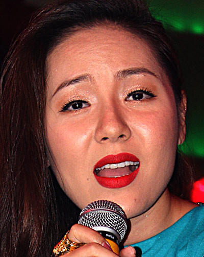 Phương Linh với khoảng da trán nhăn nheo và một vài vết chân chim ở dưới mắt