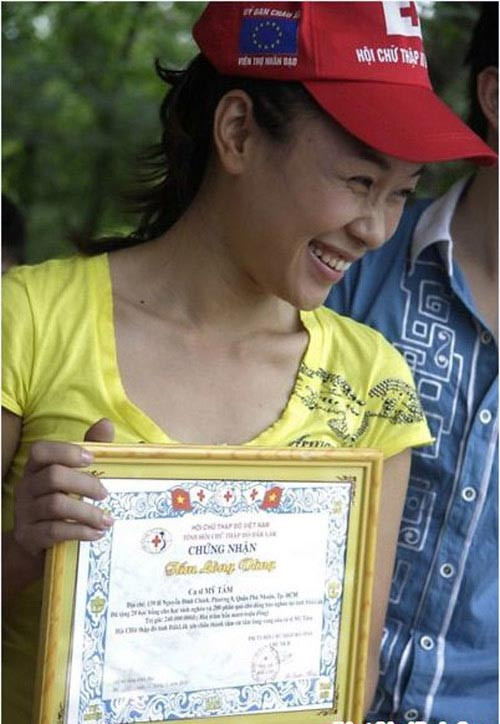 Cận cảnh nước da khô và nhăn của 'họa mi tóc nâu'