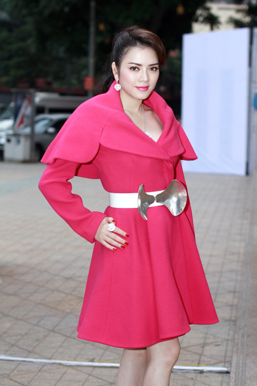 Và quá thực thì chiếc thắt lưng cá tính của Alexander McQueen cũng không phù hợp với chiếc váy màu hồng quá chói của Lý Nhã Kỳ. Và quá thực thì chiếc thắt lưng cá tính của Alexander McQueen cũng không phù hợp với chiếc váy màu hồng quá chói của Lý Nhã Kỳ.