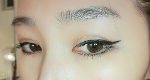 Nếu lông mi sẵn dài thì bạn không cần phải gắn mi giả mà chỉ cần chải mascara là vừa đẹp và rất tự nhiên Nếu lông mi sẵn dài thì bạn không cần phải gắn mi giả mà chỉ cần chải mascara là vừa đẹp và rất tự nhiên