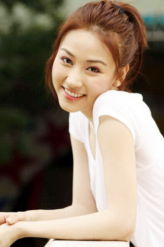 Khi mới tham gia showbiz Việt, Ngân Khánh hút hồn người đối diện bởi vẻ đẹp với gương mặt trong sáng, nhẹ nhàng và thanh thoát. Được trời phú cho gương mặt với vẻ đẹp trong sáng, nhẹ nhàng, đủ hiện đại mà vẫn đậm chất thuần Việt, Ngân Khánh từng khiến bao người hy vọng sẽ trở thành “ngọc nữ” màn ảnh Việt.