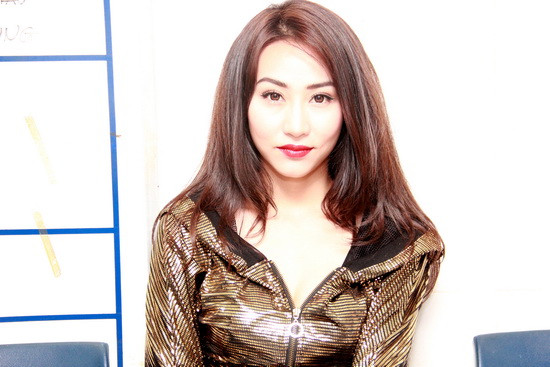 Thời gian gần đây, Ngân Khánh hiếm khi xuất hiện tại các sự kiện. Vì lẽ này, sự có mặt của cô tại chương trình ca nhạc gây quỹ từ thiện vừa diễn ra thu hút sự chú ý của nhiều người.