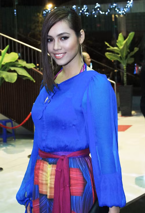 Bộ đồ màu mè của Salvatore khi kết hợp với màu da không trắng sáng và kiểu tóc có vẻ "chưởng bộ" của Hoàng My khiến cô trông kém sang đi rất nhiều.