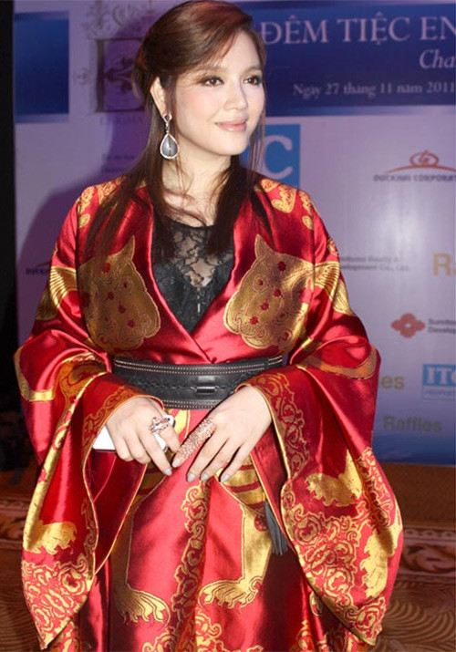 Không kém phần tai tiếng là chiếc váy Lion Silk-jacquard Kimono của Alexander McQueen với mức giá do Lý Nhã Kỳ đưa ra là gần 1 tỉ đồng. Tuy nhiên, người đẹp lại bị "dập" tơi bời khi kết hợp quá lệch pha với chiếc thắt lưng cứng nhắc. Bộ cánh này cũng nổi tiếng bởi độ "hét giá" của chủ nhân khi nâng lên gấp 4 lần giá trị thực của nó - 210 triệu đồng. Không kém phần tai tiếng là chiếc váy Lion Silk-jacquard Kimono của Alexander McQueen với mức giá do Lý Nhã Kỳ đưa ra là gần 1 tỉ đồng. Tuy nhiên, người đẹp lại bị "dập" tơi bời khi kết hợp quá lệch pha với chiếc thắt lưng cứng nhắc. Bộ cánh này cũng nổi tiếng bởi độ "hét giá" của chủ nhân khi nâng lên gấp 4 lần giá trị thực của nó - 210 triệu đồng.