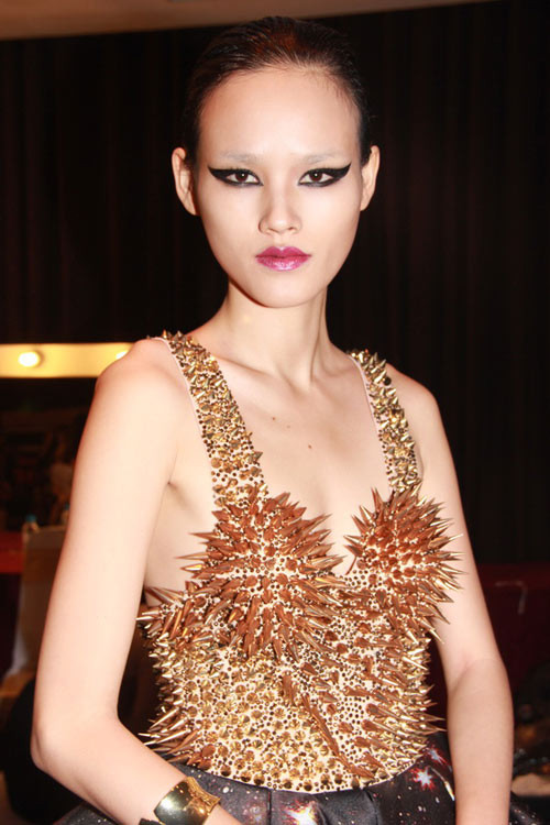 Và cả khuôn ngực 'lép kẹp' của cô nàng.