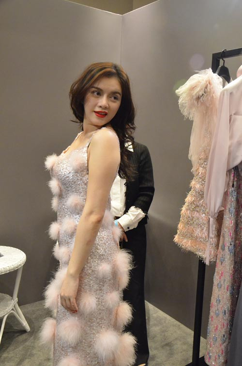 Học tập phong cách của các nàng thỏ Playboy cùng chiếc váy lấp lánh bông nhúm mà khi Lý Nhã Kỳ mặc vào, nó trở nên càng sến sẩm và khá rườm rà. Học tập phong cách của các nàng thỏ Playboy cùng chiếc váy lấp lánh bông nhúm mà khi Lý Nhã Kỳ mặc vào, nó trở nên càng sến sẩm và khá rườm rà.