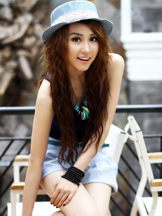 Nhưng chỉ sau một thời gian dấn thân vào showbiz, Ngân Khánh đã có dấu hiệu trải qua cuộc "cách mạng" về nhan sắc với gương mặt chữ V và chiếc mũi cao gọn gàng.