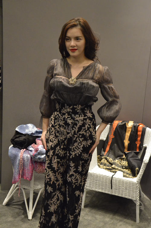 Có vẻ như áo tay phồng diêm dúa cùng quần ống rộng cũng cầu kì không kém là cách phối đồ yêu thích của cô, mặc dù nó chẳng giúp được chút nào trong việc che giấu dáng người không thon gọn của khổ chủ. Có vẻ như áo tay phồng diêm dúa cùng quần ống rộng cũng cầu kì không kém là cách phối đồ yêu thích của cô, mặc dù nó chẳng giúp được chút nào trong việc che giấu dáng người không thon gọn của khổ chủ.