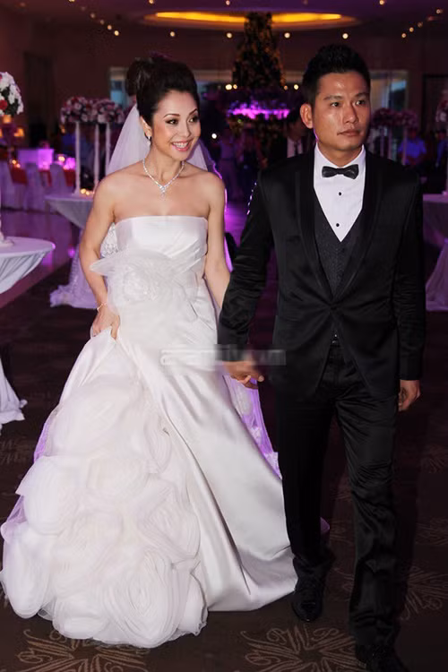 Chọn chiếc váy của Vera Wang cho ngày trọng đại, tuy nhiên chiếc váy dáng đuôi cá thướt tha lại bị thân hình mũm mĩm của Jennifer Phạm biến thành váy chữ A kém nổi bật.