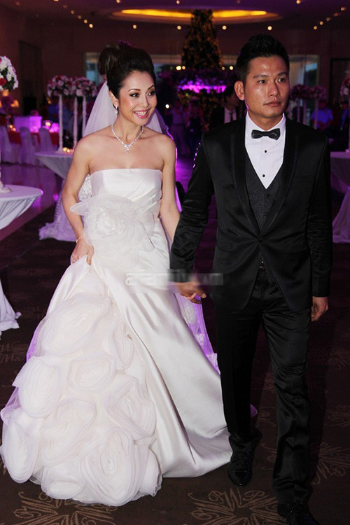 Chọn chiếc váy của Vera Wang cho ngày trọng đại, tuy nhiên chiếc váy dáng đuôi cá thướt tha lại bị thân hình mũm mĩm của Jennifer Phạm biến thành váy chữ A kém nổi bật. Chọn chiếc váy của Vera Wang cho ngày trọng đại, tuy nhiên chiếc váy dáng đuôi cá thướt tha lại bị thân hình mũm mĩm của Jennifer Phạm biến thành váy chữ A kém nổi bật.