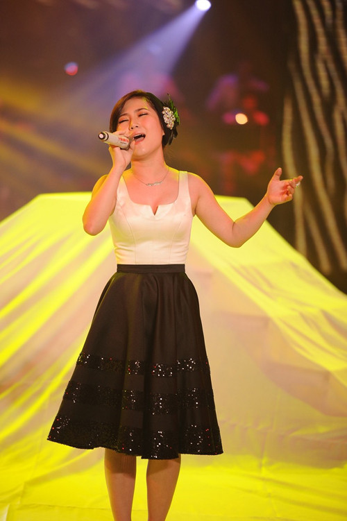 Rõ ràng bộ trang phục này đã giúp cô nàng che đi kha khá phần cơ thể 'mũm mĩm' của mình Rõ ràng bộ trang phục này đã giúp cô nàng che đi kha khá phần cơ thể 'mũm mĩm' của mình