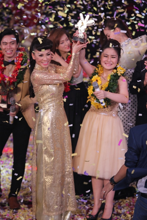 Tuy nhiên, trong giây phút đăng quang, Hương Tràm lại trở lại đúng với hình ảnh đáng yêu, dễ thương và nữ tính của một cô gái 17 tuổi với chiếc váy xòe bồng bềnh - style yêu thích của cô. Tuy nhiên, trong giây phút đăng quang, Hương Tràm lại trở lại đúng với hình ảnh đáng yêu, dễ thương và nữ tính của một cô gái 17 tuổi với chiếc váy xòe bồng bềnh - style yêu thích của cô.