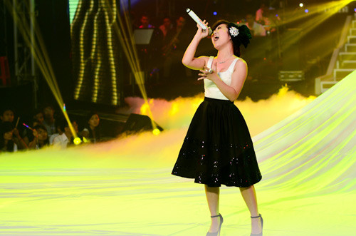 Đến bài hát sau, Hương Tràm lại quay về với style nữ tính với váy bồng trước kia của mình Đến bài hát sau, Hương Tràm lại quay về với style nữ tính với váy bồng trước kia của mình