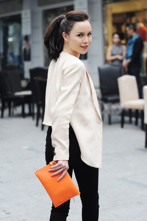 Á hậu Ngọc Oanh là một trong những "mỹ nhân sạch" của showbiz. Cô không gây scandal để nổi tiếng, cũng chẳng ăn mặc hở hang